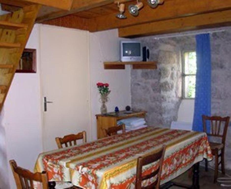 Ferme Auberge La Tindelle La Cresse Room photo
